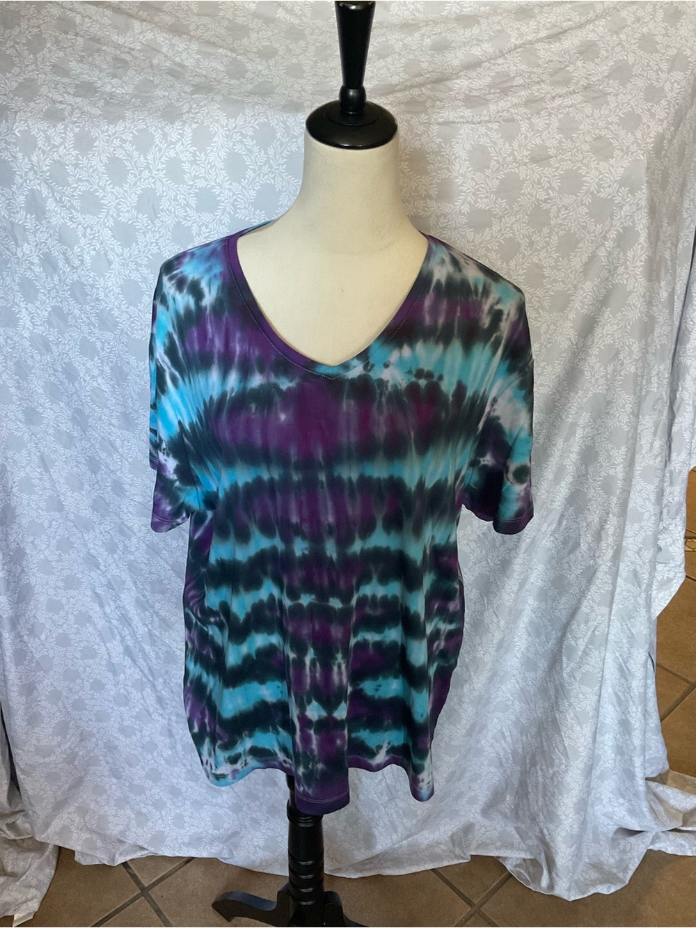 Banana Republic Tie-Dye V-Neck Top in Teal & Purple & Black